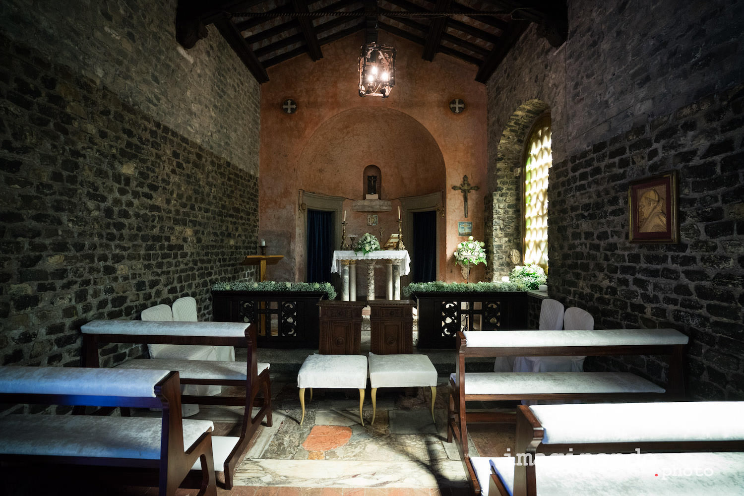 Interno della chiesa consacrata del Castello