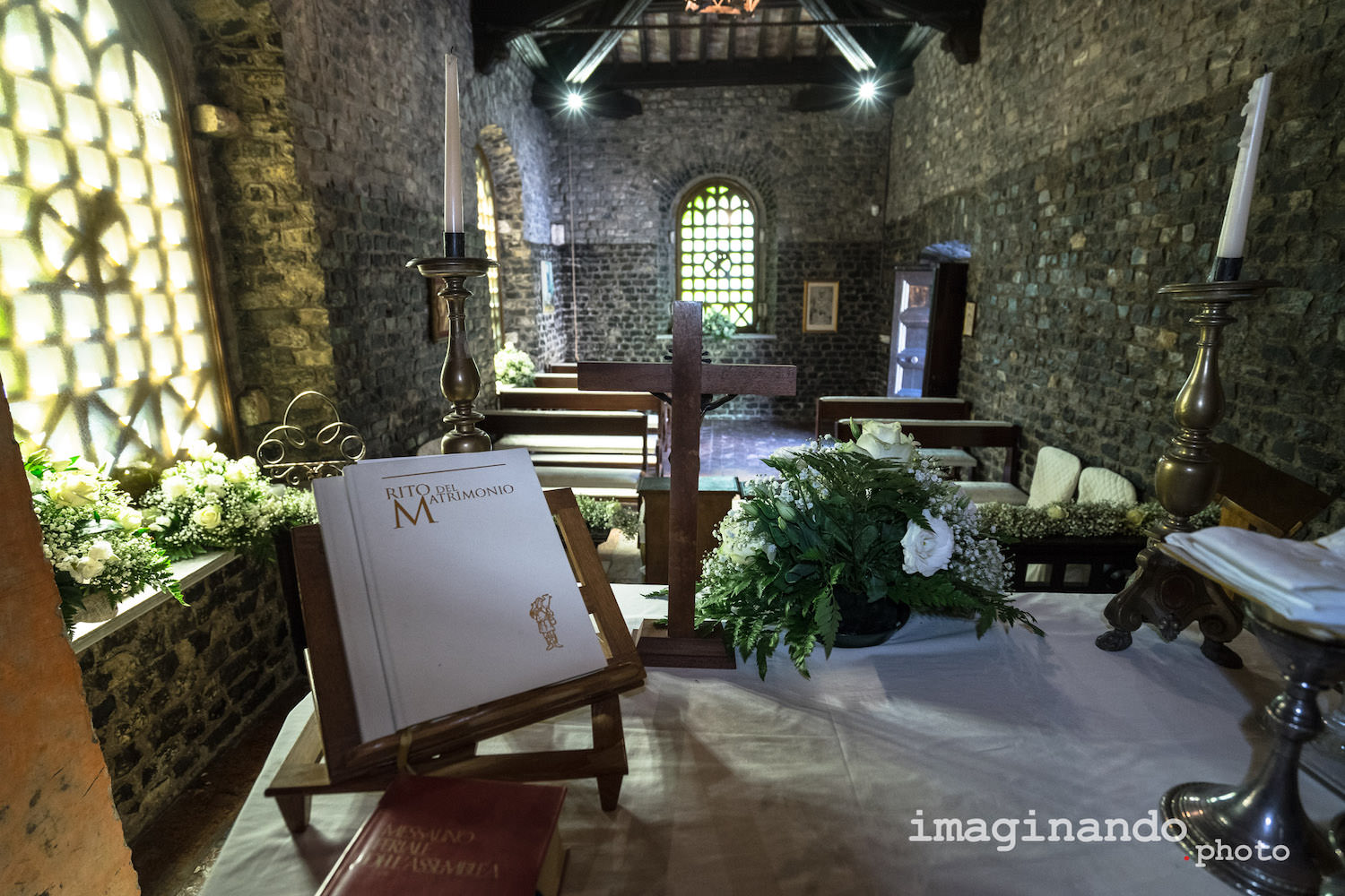 Altare e dettagli della chiesa consacrata