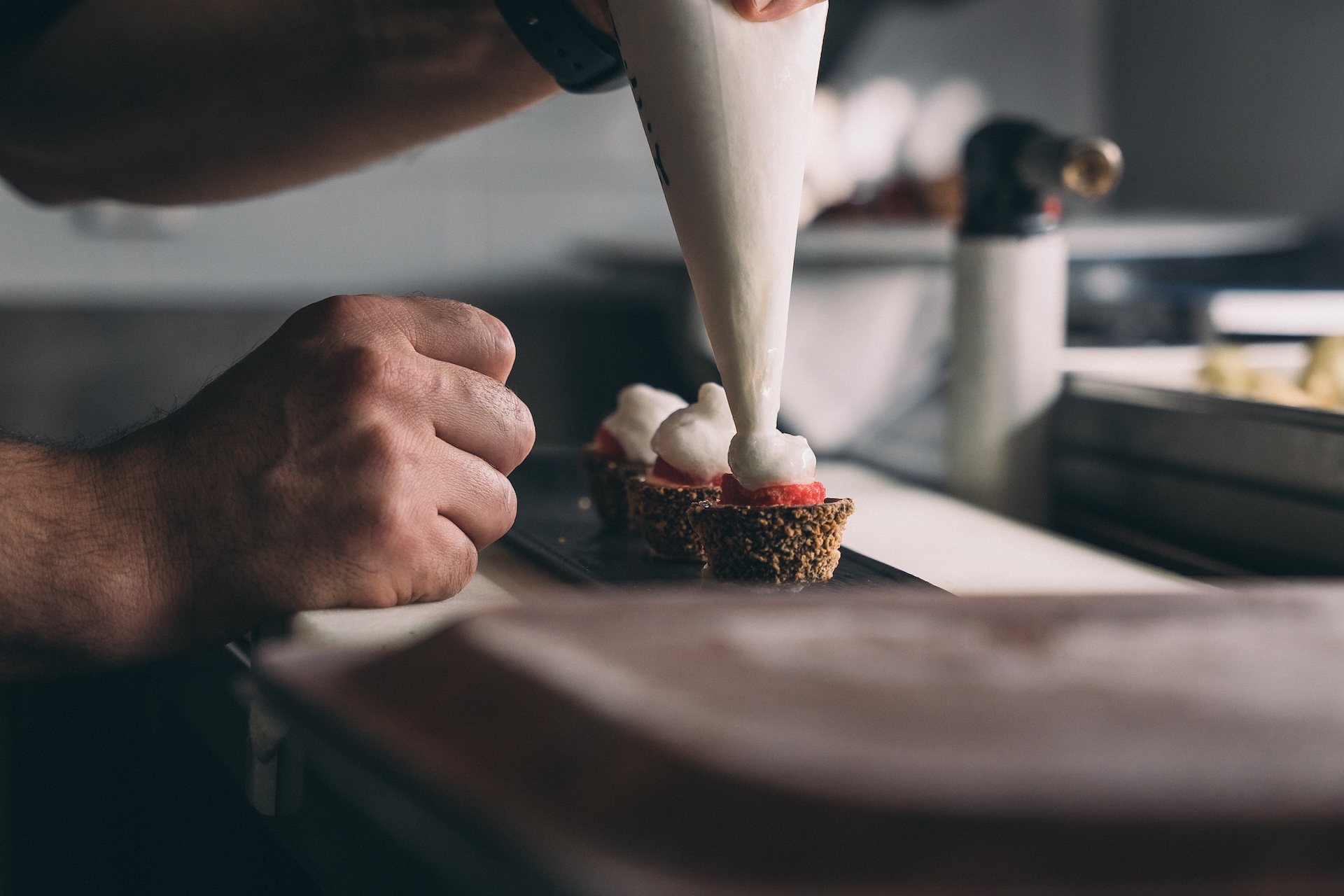 Preparazione espressa di un dessert nella cucina del Castello