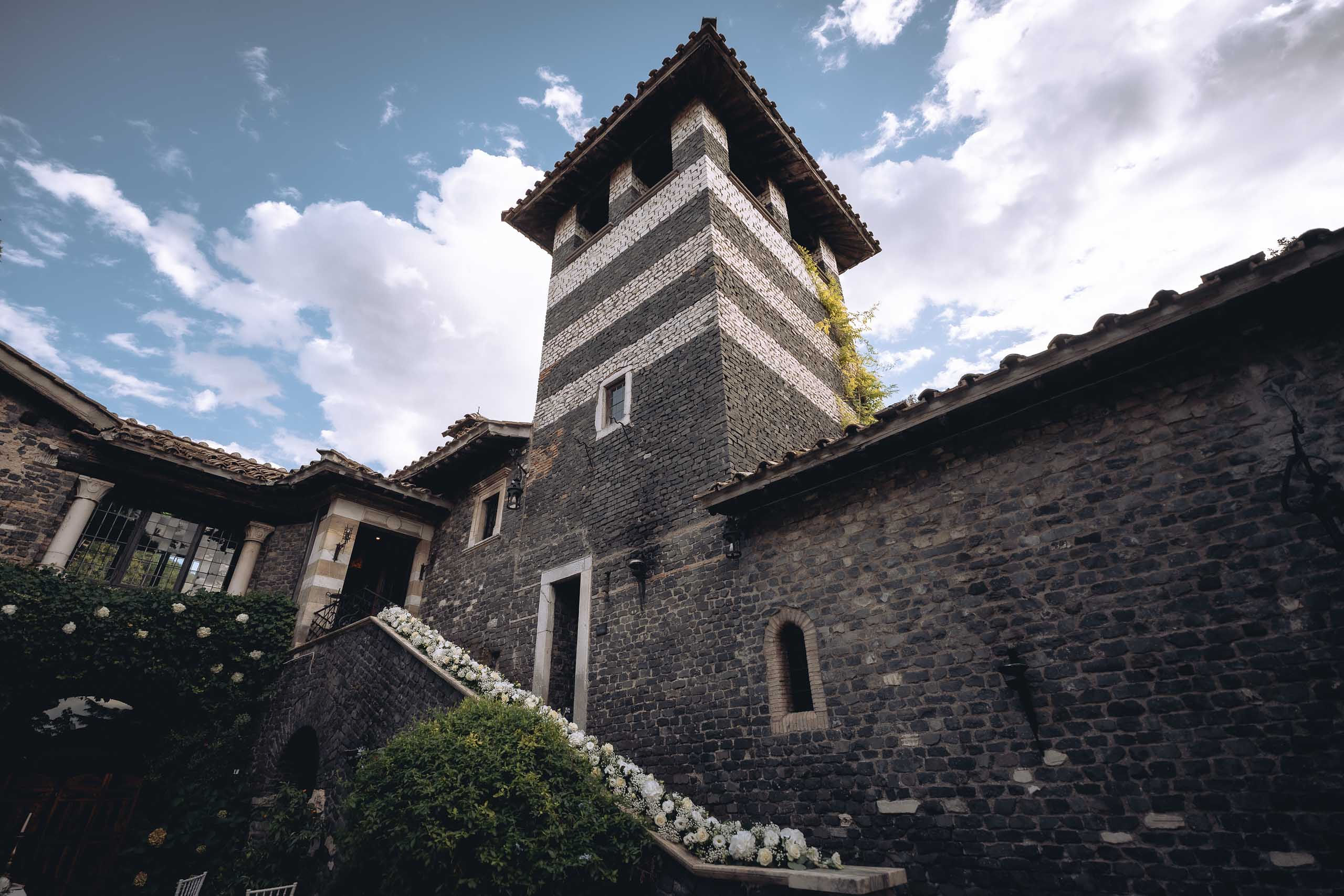 La torre e le mura del Castello
